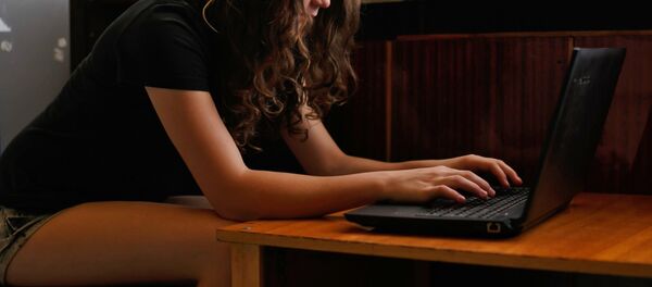 Девушка сидит за ноутбуком. Архивное фото - Sputnik Кыргызстан