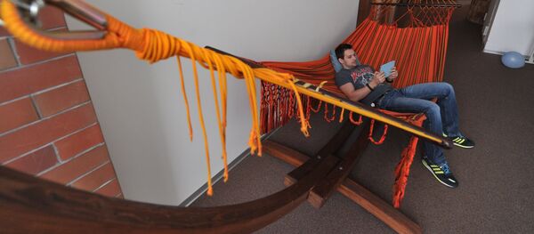 Эс алып отурган адам. Архив - Sputnik Кыргызстан