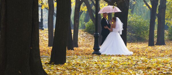 Молодожены. Архивное фото Молодожены. Архивное фото - Sputnik Кыргызстан