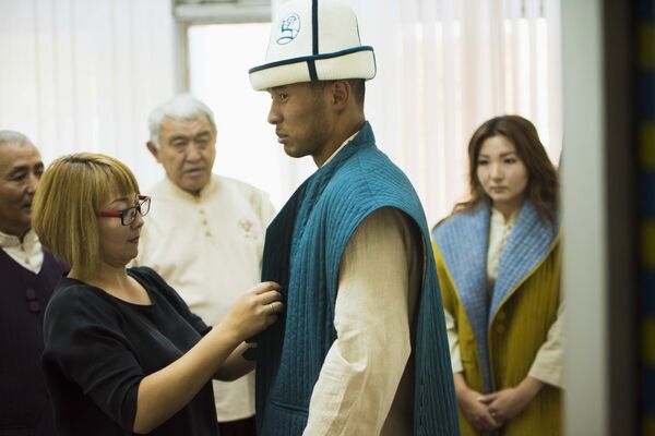 Расмий ачылышка эркектер менен аялдар үчүн атайын чапандар, калпак, улуттук көйнөктөр жана шымдар тигилген. - Sputnik Кыргызстан