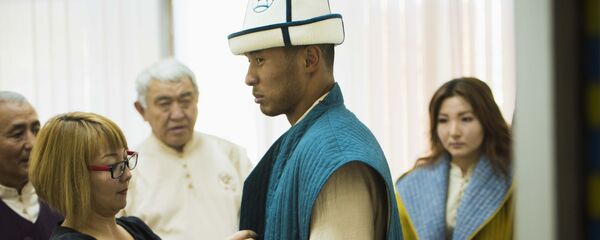 Презентация формы для участников церемонии открытия II Всемирных игр кочевников. Архивное фото - Sputnik Кыргызстан