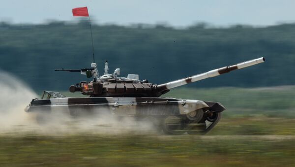 Экипаж танка Т-72Б3 армии Кыргызстана во время прохождения дистанции танкового биатлона на полигоне Алабино. - Sputnik Кыргызстан