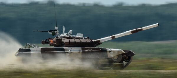 Экипаж танка Т-72Б3 армии Кыргызстана во время прохождения дистанции танкового биатлона на полигоне Алабино. - Sputnik Кыргызстан