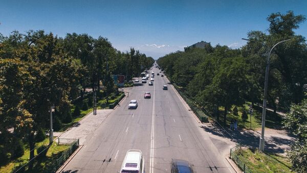 Автомобильное движение на проспекте Чынгыза Айтматова в Бишкеке. Архивное фото - Sputnik Кыргызстан