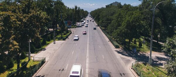 Вид на автомобили на проспекте Чынгыза Айтматова в городе Бишкек. Архивное фото - Sputnik Кыргызстан