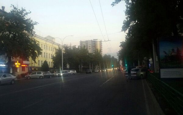 Мэрия Бишкека убирает рекламные щиты с центральных дорог города. - Sputnik Кыргызстан