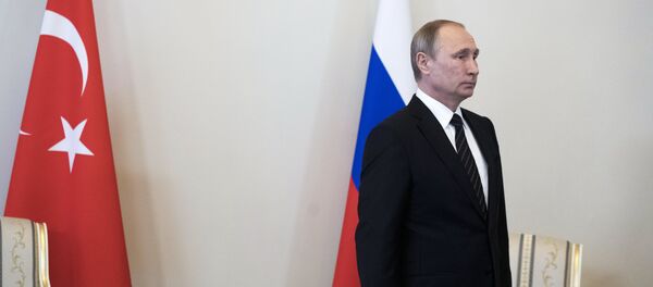 Президент России Владимир Путин перед началом встречи с президентом Турции Реджепом Тайипом Эрдоганом в Константиновском дворце. Архивное фото - Sputnik Кыргызстан