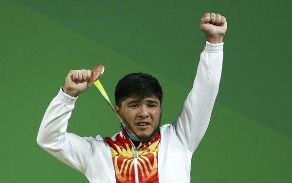 Кыргызстанский тяжелоатлет Иззат Артыков завоевал бронзовую медаль в категории до 69 килограммов на Олимпиаде-2016 в Рио-де-Жанейро. - Sputnik Кыргызстан