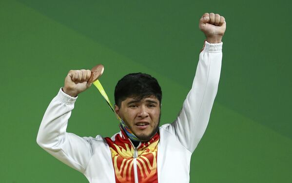 Кыргызстандык оор атлетчи Иззат Артыков Рио-де-Жанейро шаарында өтүп жаткан Олимпиадада коло медаль алды. Спортчу 69 килограммга чейинки салмак категориясында ат салышып, жалпысынан 339 килограммды көтөргөн - Sputnik Кыргызстан
