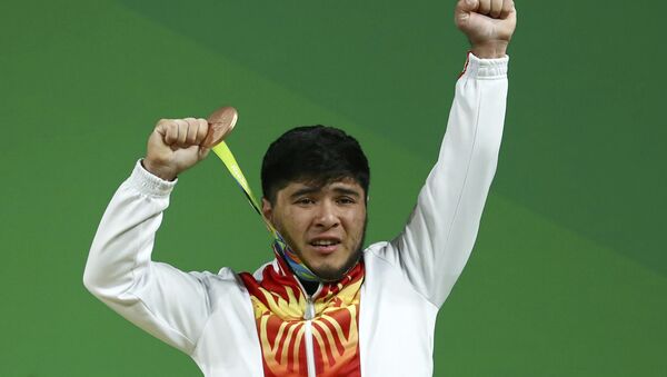 Тяжелоатлет из Кыргызстана Иззат Артыков во время финала на XXXI летних Олимпийских играх в Рио-де-Жанейро в весовой категории до 69 кг. - Sputnik Кыргызстан