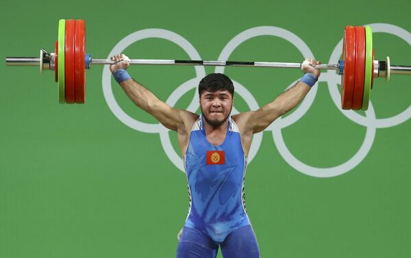 Тяжелоатлет из Кыргызстана Иззат Артыков на XXXI летних Олимпийских играх в Рио-де-Жанейро в весовой категории до 69 кг. - Sputnik Кыргызстан