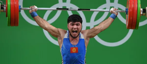 Тяжелоатлет из Кыргызстана Иззат Артыков на XXXI летних Олимпийских играх в Рио-де-Жанейро в весовой категории до 69 кг. Тяжелоатлет из Кыргызстана Иззат Артыков на XXXI летних Олимпийских играх в Рио-де-Жанейро в весовой категории до 69 кг. - Sputnik Кыргызстан