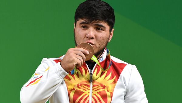 Тяжелоатлет из Кыргызстана Иззат Артыков на XXXI летних Олимпийских играх в Рио-де-Жанейро. Архивное фото - Sputnik Кыргызстан
