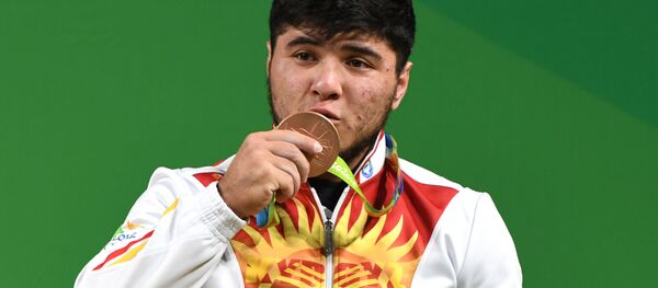 Тяжелоатлет из Кыргызстана Иззат Артыков на XXXI летних Олимпийских играх в Рио-де-Жанейро в весовой категории до 69 кг. - Sputnik Кыргызстан