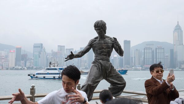 Памятник Брюсу Ли, расположенный на набережной в Гонконге. Архивное фото - Sputnik Кыргызстан