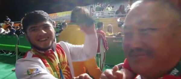 Слезы радости и кыргызский флаг. Кадры награждения Артыкова в Рио - Sputnik Кыргызстан