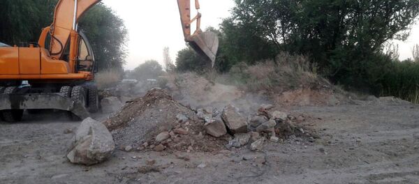 Бишкектин Балбан Таймаш жаңы конушунда мыйзамсыз курулган үч үйдүн фундаменти түрттүрүлдү. - Sputnik Кыргызстан