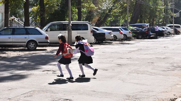 Школьницы перебегают через улицу в Бишкеке. Архивное фото - Sputnik Кыргызстан