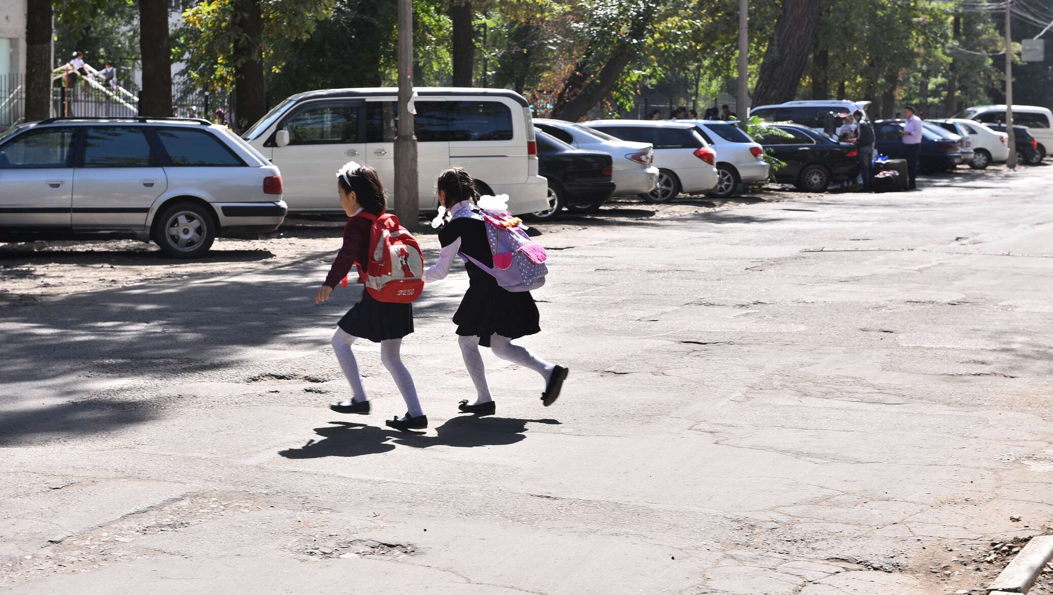 Дети перебегают дорогу в неположенном месте