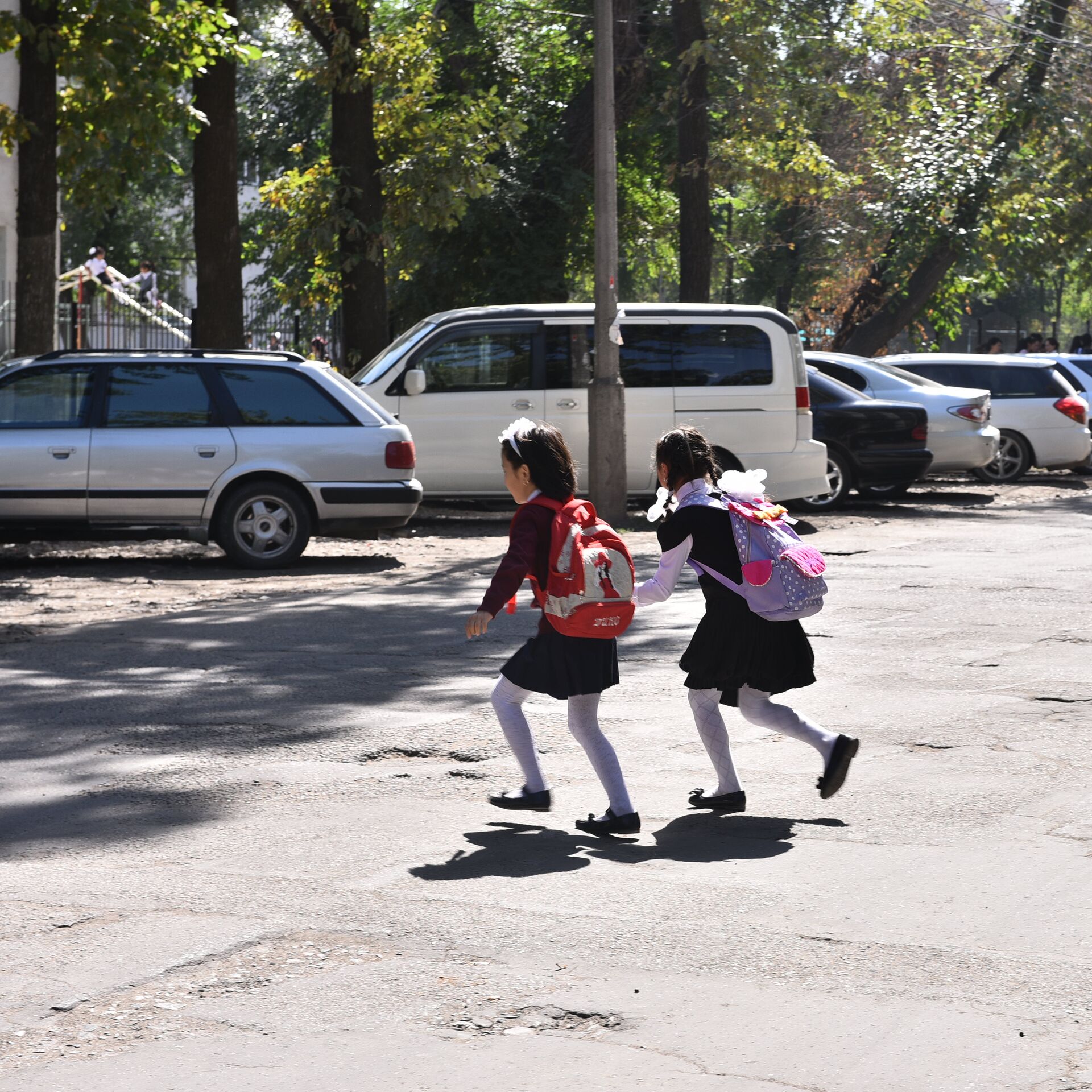 Дети через дорогу. Школьники перебегают дорогу. Перебегает дорогу в неположенном месте. Дети перебегают дорогу в неположенном месте. Девочка перебегает дорогу.