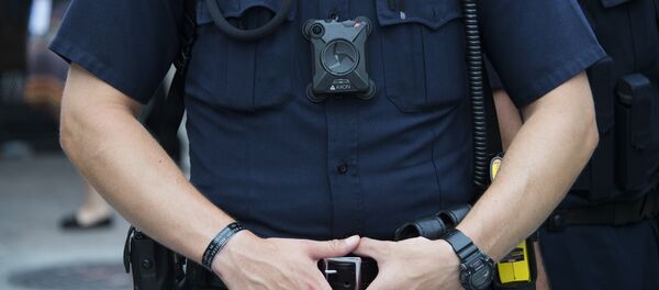 Сотрудник полиции США Сотрудник полиции США - Sputnik Кыргызстан