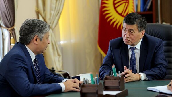 Премьер-министр Кыргызской Республики Сооронбай Жээнбеков во время встречи с министром иностранных дел Эрланом Абдылдаевым - Sputnik Кыргызстан