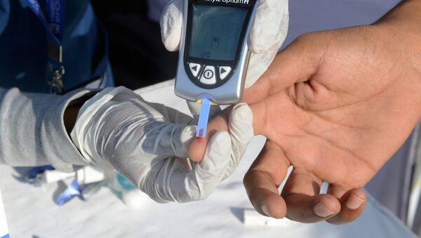 Медсестра берет пробу крови у больного сахарным диабетом. Архивное фото - Sputnik Кыргызстан