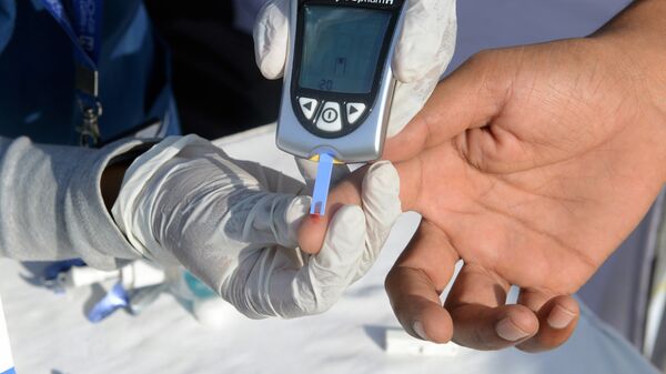 Медсестра берет пробу крови у больного сахарным диабетом - Sputnik Кыргызстан