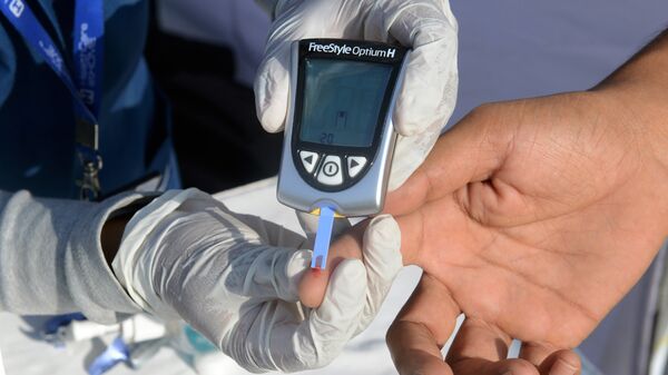 Медсестра берет пробу крови у больного сахарным диабетом. Архивное фото - Sputnik Кыргызстан