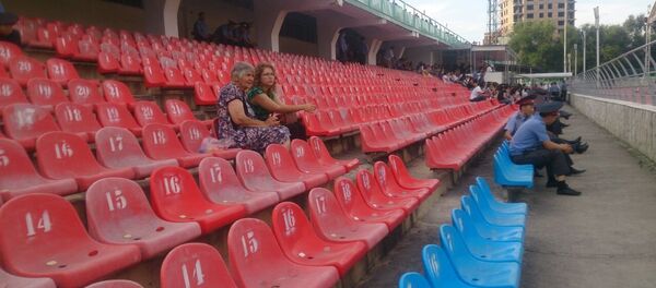 Зрители на стадионе Долона Омурзакова до начала концерта российской певицы Валерии в Бишкеке - Sputnik Кыргызстан