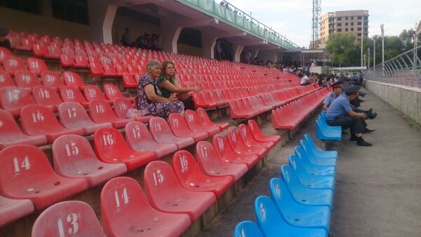 Зрители на стадионе Долона Омурзакова до начала концерта российской певицы Валерии в Бишкеке - Sputnik Кыргызстан