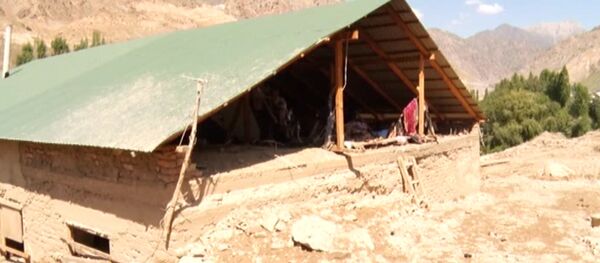 Бойцы МЧС после селя расчищали дороги и жилые дома от грязи до потолка - Sputnik Кыргызстан