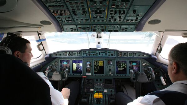 Пилоты готовятся к вылету. Архивное фото - Sputnik Кыргызстан