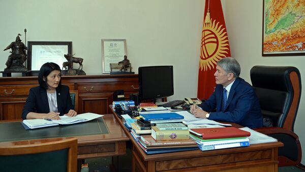 Президент Кыргызской Республики Алмазбек Атамбаев во время встречи с министром образования и науки страны Эльвирой Сариевой - Sputnik Кыргызстан