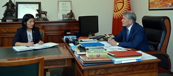 Президент Кыргызской Республики Алмазбек Атамбаев во время встречи с министром образования и науки страны Эльвирой Сариевой - Sputnik Кыргызстан
