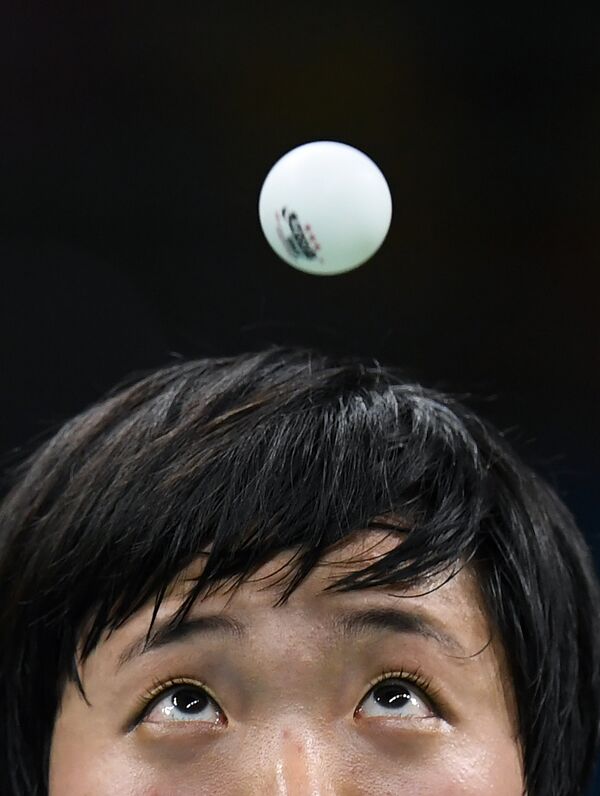 Түндүк Кореялык спортчу Ким Сон Ай теннис боюнча япон атаандашы менен кармашканда - Sputnik Кыргызстан