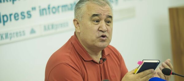 Депутат ЖК VI созыва, лидер фракции Ата-Мекен Омурбек Текебаев во время пресс-конференции - Sputnik Кыргызстан