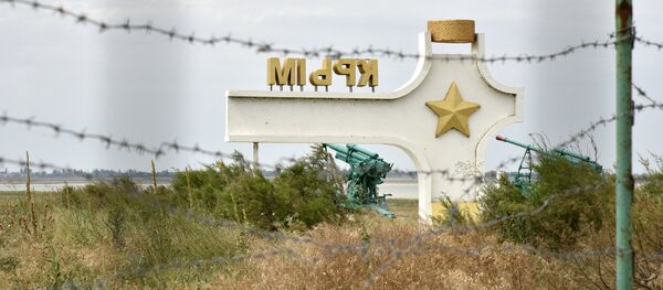 Стела с надписью Крым у пункта пропуска Джанкой на границе России и Украины. - Sputnik Кыргызстан