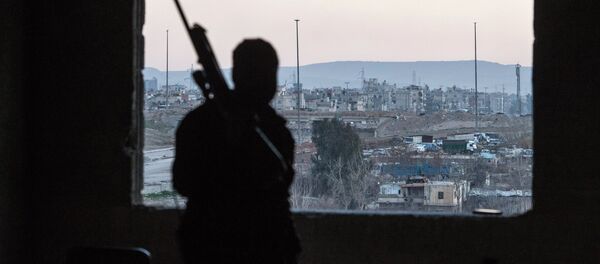 Вооруженный мужчина в одном из домов Дамаска. Архивное фото - Sputnik Кыргызстан
