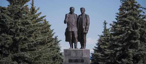 Кыргыз тил илиминин негиздөөчүлөрүнүн бири, акын, драматург, агартуучу Касым Тыныстановдун жана кыргыз совет тилчиси Кусеин Карасаевдин айкели. Архив Кыргыз тил илиминин негиздөөчүлөрүнүн бири, акын, драматург, агартуучу Касым Тыныстановдун жана кыргыз совет тилчиси Кусеин Карасаевдин айкели. Архив - Sputnik Кыргызстан