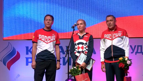 Завоевавшую серебро велогонщицу Забелинскую встретили криками и аплодисментами - Sputnik Кыргызстан