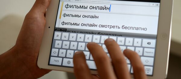 Пользователь ищет фильмы в интернете. Архивное фото - Sputnik Кыргызстан