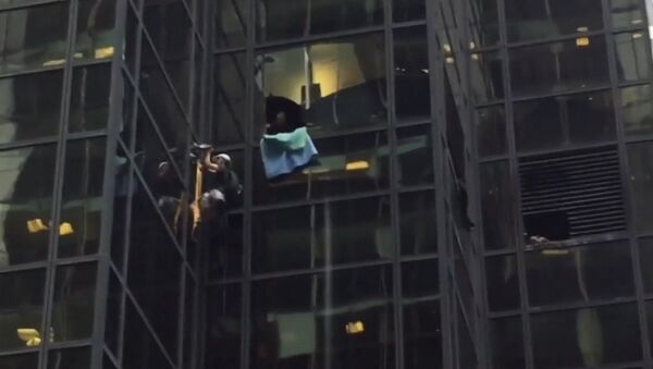 Мужчина на присосках взобрался по стене небоскреба Trump tower в Нью-Йорке - Sputnik Кыргызстан
