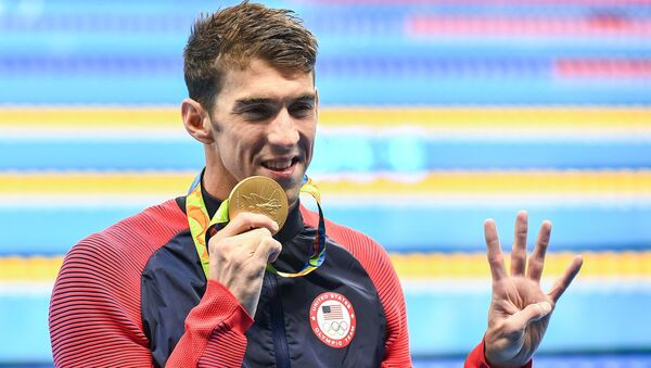 Майкл Фелпс (США), завоевавший золотую медаль в плавании на 200 м комплексом среди мужчин, на церемонии награждения XXXI летних Олимпийских игр. - Sputnik Кыргызстан