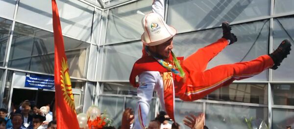 С криками красавчик штангиста Артыкова подбрасывали болельщики на родине - Sputnik Кыргызстан