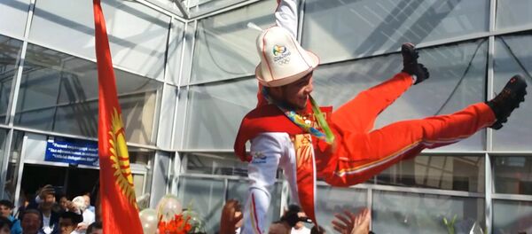 Иззат, азаматсың! Күйөрмандар балбанды көккө ыргытышты - Sputnik Кыргызстан