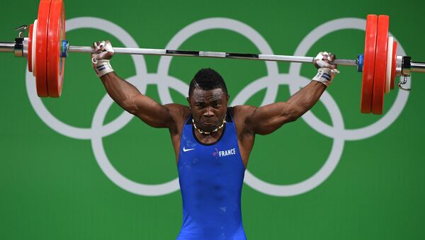 Французский тяжелоатлет Бернардин Кингу Матам на XXXI летних Олимпийских играх в Рио-де-Жанейро - Sputnik Кыргызстан