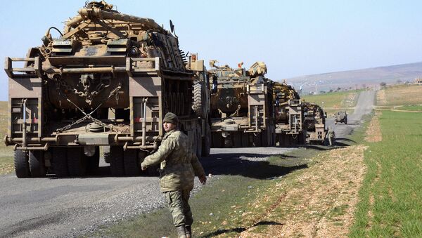 Транспортные средства и танки турецкой армии вблизи сирийской границы. Архивное фото - Sputnik Кыргызстан