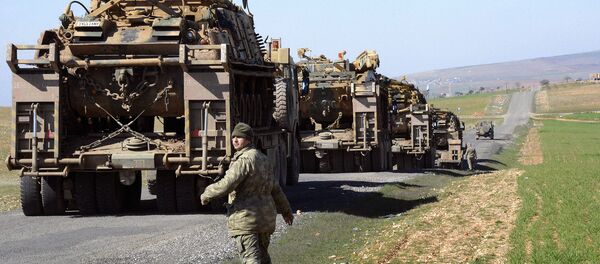 Транспортные средства и танки турецкой армии вблизи сирийской границы. Архивное фото - Sputnik Кыргызстан
