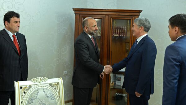 Президент КР Алмазбек Атамбаев на встрече с секретарем Совета национальной безопасности Афганистана Мохаммадом Ханиф Атмаром - Sputnik Кыргызстан
